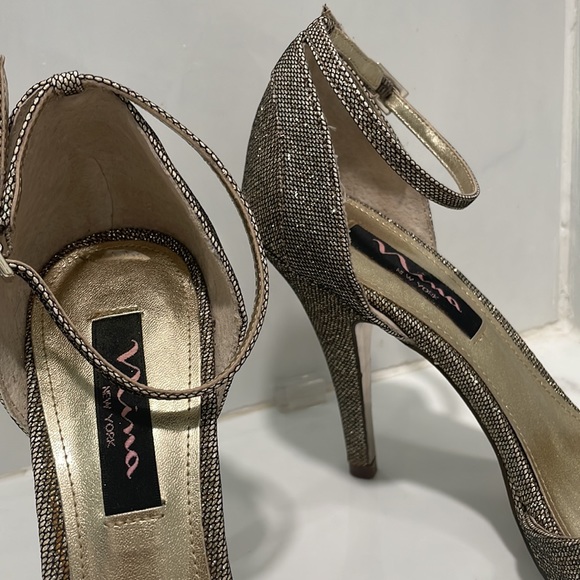 Sparkly Gold and Black Pumps - Picture 6 of 10